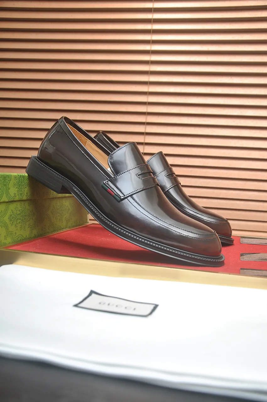 Men's shoes💰500💶Italy's top luxury men's shoe giant (GUCCI) (Gucci) (full cowhide lining) new arrival🍃Original European style🔰 Pleasant to the eye😍In order to make the shoes more durable and non-deformable🌀The production continues to follow traditional methods but there is still no lack of innovation💪Choose original sheepskin for the leather♻️ Smooth and natural And extra bright ⭐Made of imported cowhide, the first choice of rich people 38-45 (45 customized)